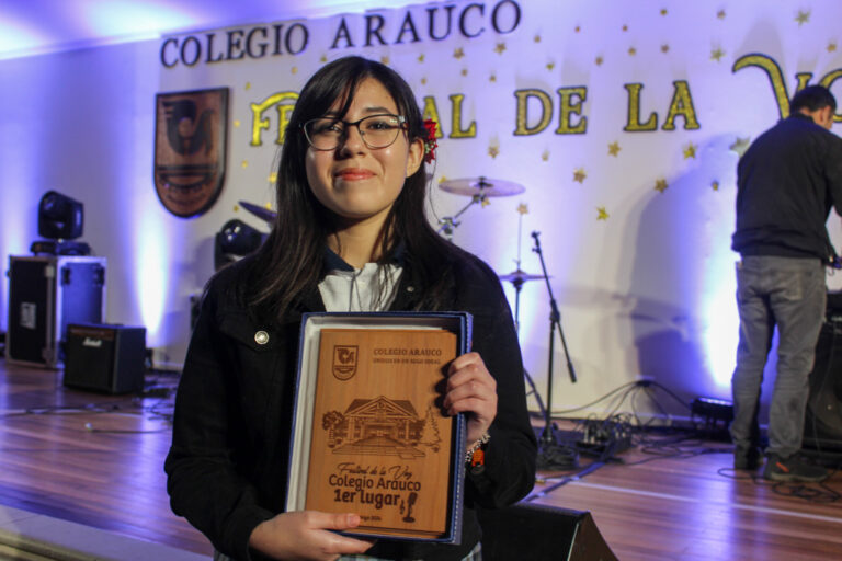 Sarah Bustos Mackay, ganadora del Festival de la Voz Colegio Arauco